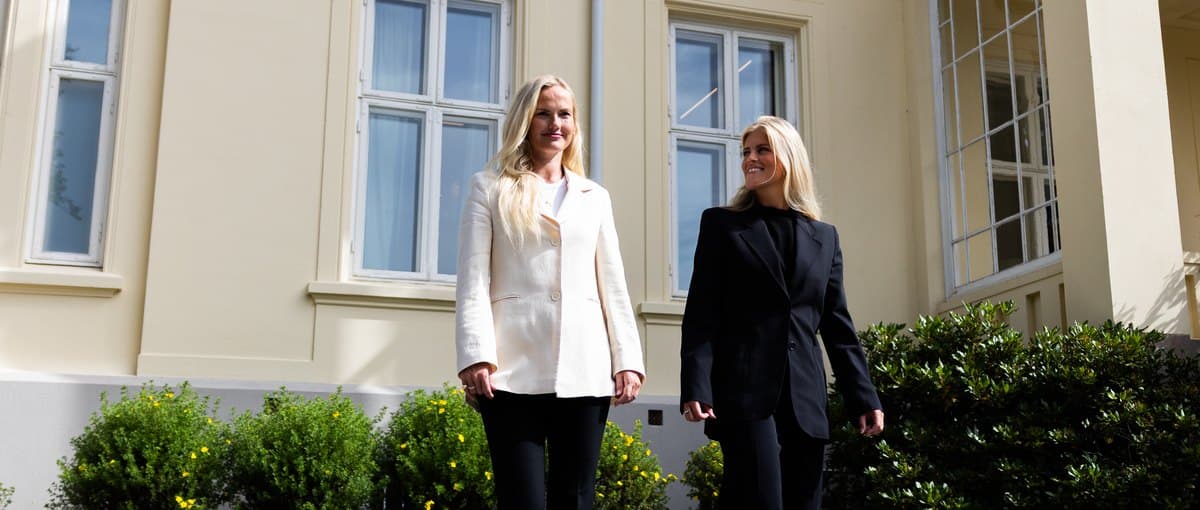Advokatene Stina Louise Rygg og Helene Jameson Skrede utenfor kontoret på Madserud